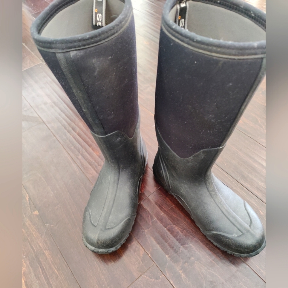 Bogs insulated snow or rain mucking black boots. Women's 10 or men's 8